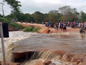 [Vídeo] Motoristas e pedestres se arriscam para passar por desvio submerso na Baixa da Onça
