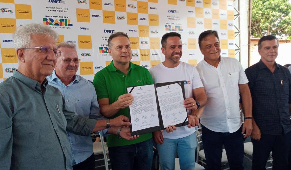 [Vídeo] Renan Filho e Paulo Dantas assinam convênio e recuperação da AL110 em Taquarana é iniciada