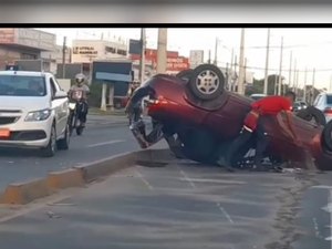 Veículo capota e mulher fica ferida na avenida Menino Marcelo
