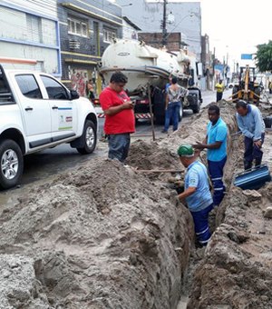 Casal conclui serviço de substituição de rede de água no Centro de Maceió