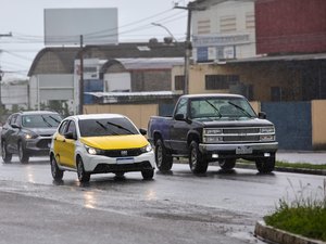 Detran Alagoas alerta motoristas sobre riscos e cuidados ao dirigir em dias de chuva