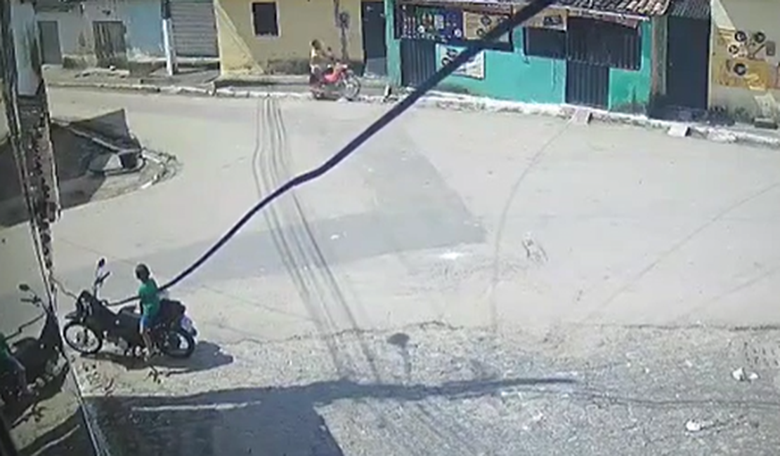 [Vídeo] Motociclista é arremessado após colisão com parede de residência em Branquinha