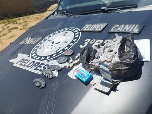 Homem é preso em São Sebastião com maconha, pedras de crack, bombinhas de cocaína e dinheiro
