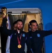 Argentina desembarca em Buenos Aires e Messi lidera a festa do tricampeonato
