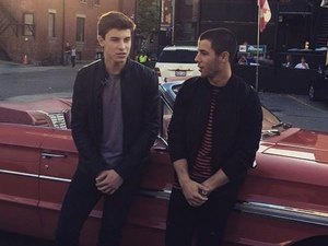 Suposto ?namoro? entre Nick Jonas e Shawn Mendes causa reboliço nas redes sociais
