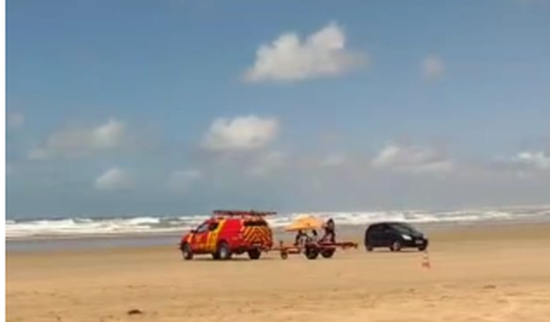Corpo de Bombeiros faz buscas por criança desaparecida na praia de Pontal do Peba, em Piaçabuçu