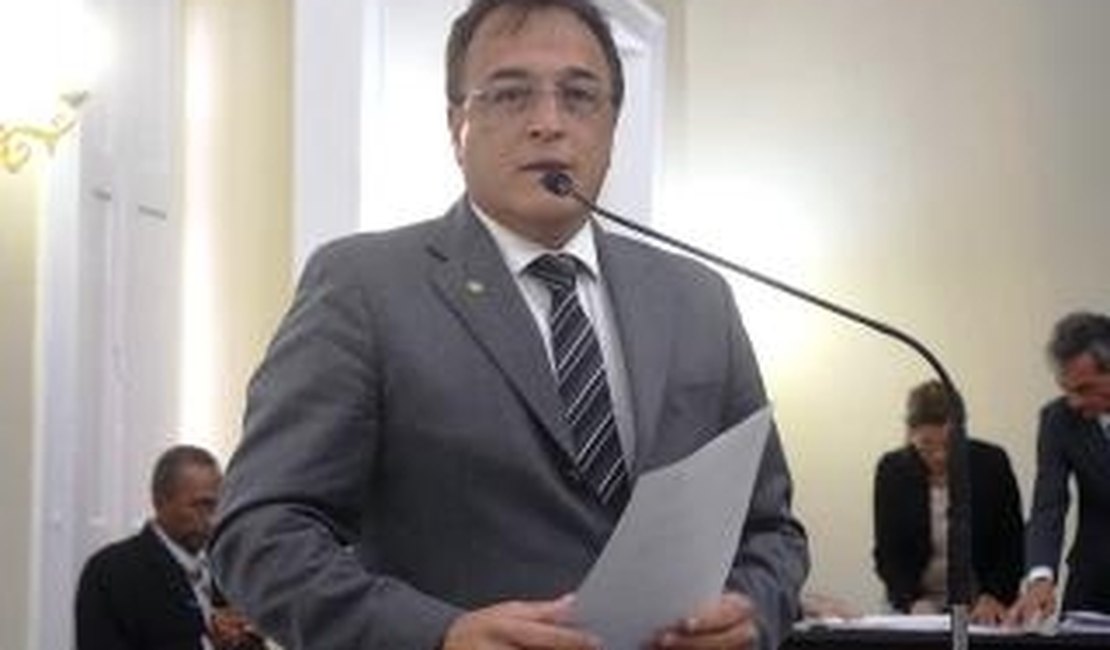 Galba Novaes apresenta projeto criando programa