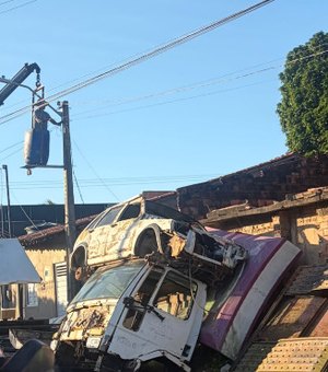Após prefeitura repor lâmpada, dono de sucata desafia moradores e arranca braço de poste