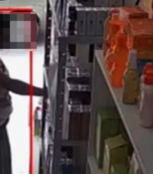 Mulher é flagrada furtando loja no Centro de Arapiraca