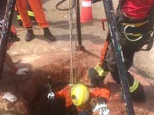 [Vídeo] Gato cai em fossa com mais de 15 metros e é resgatado