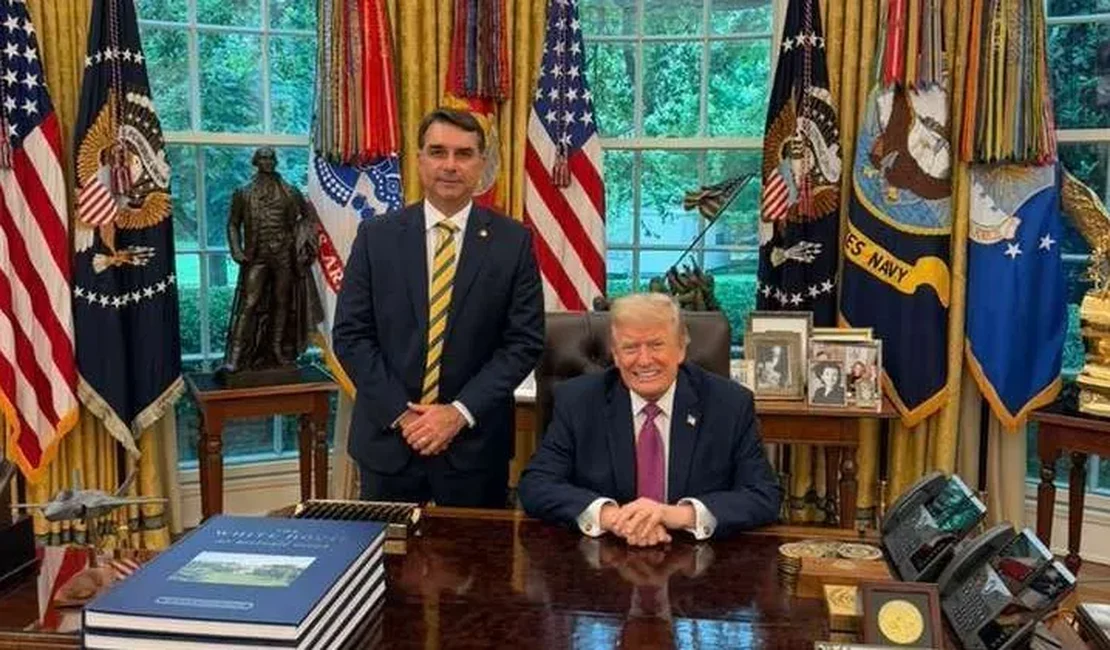 Flávio Bolsonaro se reúne com Donald Trump na Casa Branca; veja fotos