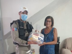 Mãe de Policial Militar assassinado recebe homenagem dos colegas de seu filho
