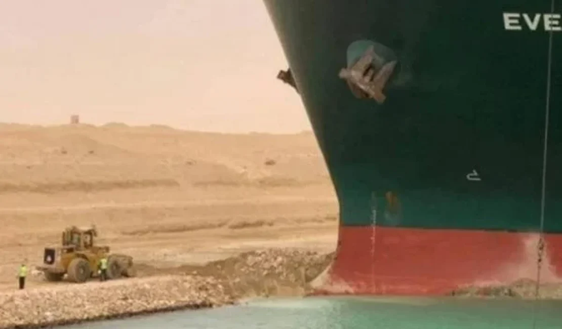 Navio encalhado no Canal de Suez volta a flutuar após seis dias