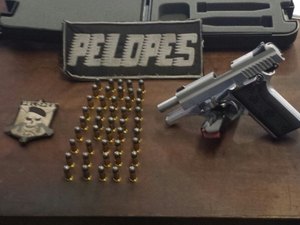 Homem é preso com arma de fogo e munições em BMW