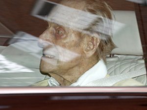 Príncipe Philip deixa o hospital após 1 mês internado