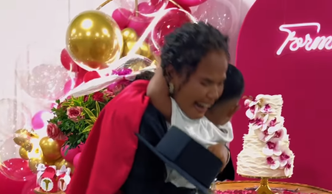 [Vídeo] Afilhado cruza o mundo e surpreende madrinha em formatura emocionante