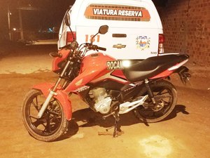 Moto roubada é encontrada em casa abandonada