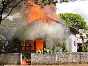 Incêndio mata criança de sete anos e deixa outras três feridas, em Maceió 