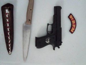 Dupla de assaltantes é detida com arma de brinquedo em Água Branca