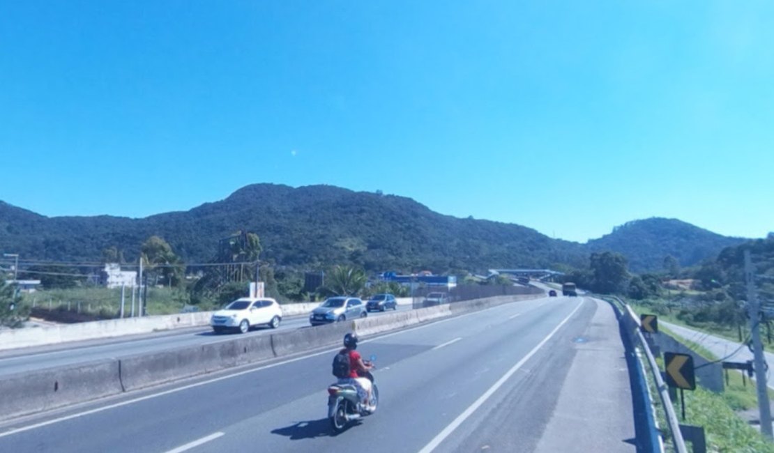 Carro cai em cratera de trecho interditado da BR-101, em São Miguel dos Campos