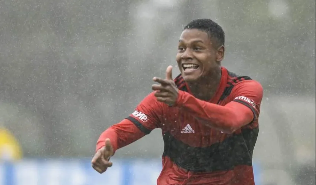 Matheus França fica perto de renovar com o Flamengo e ter multa recorde no clube