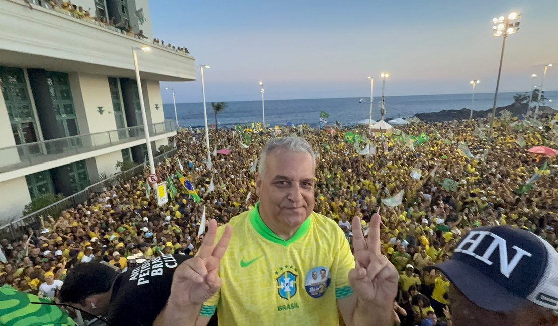 Salvador se veste de verde e amarelo para receber Flávio Bolsonaro e Gaspar