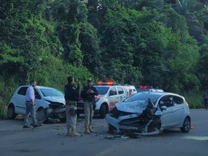 Dois carros colidem frontalmente na ladeira de Atalaia