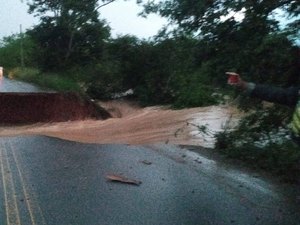 [Vídeos] Ponte em rodovia entre Arapiraca e Feira Grande cede com as fortes chuvas