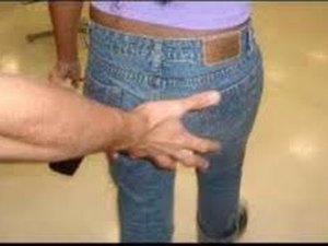 Homem é preso por importunação sexual após agarrar funcionária de bar em Maceió