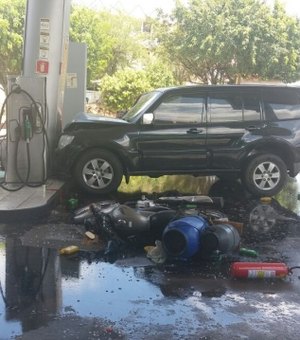 Motorista perde controle de carro de luxo, invade posto e arranca bomba de combustível