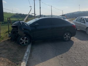 Embriaguez ao volante: motorista choca veículo contra poste em Viçosa e é conduzido à delegacia