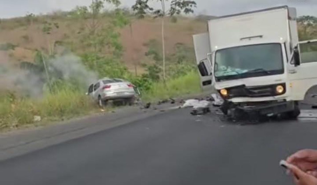 Acidente na rodovia que liga Sul de PE com Norte de AL deixa três jovens mortos