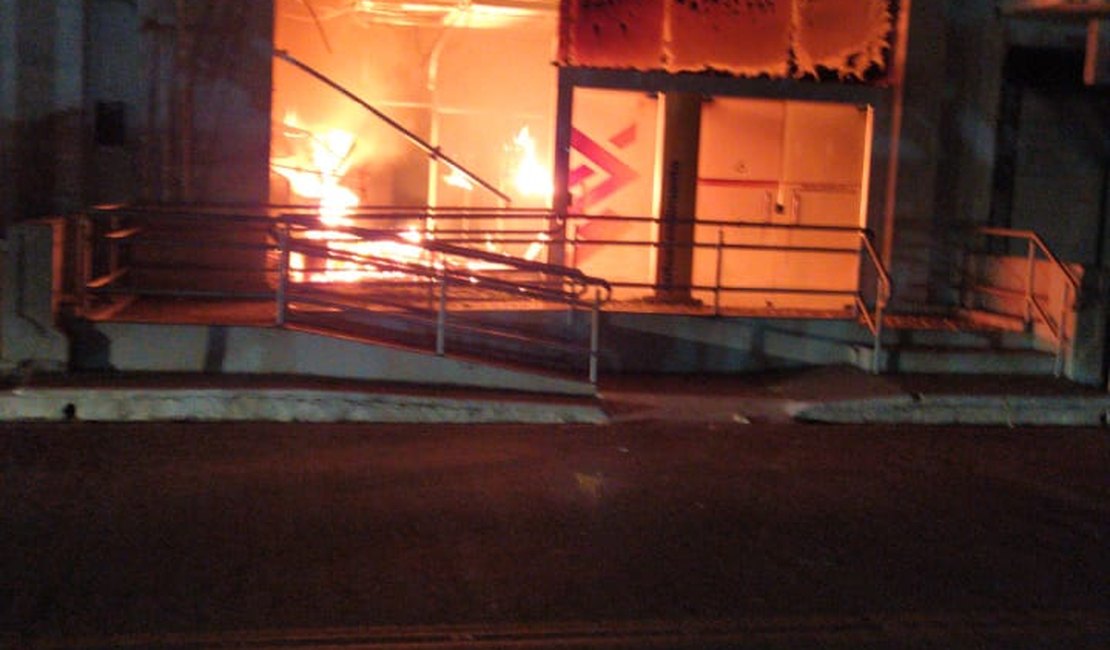 [Vídeo] Quadrilha de assaltantes incendeia agência do BB em Piaçabuçu