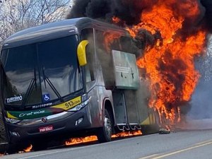 Ônibus que transportava banda do cantor Matheus Fernandes pega fogo no Ceará