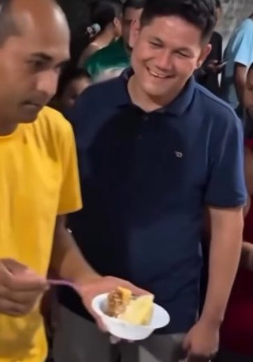 No interior do Piauí, secretário de habitação toma colher de padre para servir prefeito