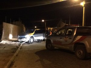 Dois indivíduos ficaram feridos após trocarem tiros com a polícia