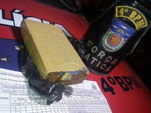 Homem é preso após tentar abandonar motocicleta com quase dois quilos de maconha no Jacintinho