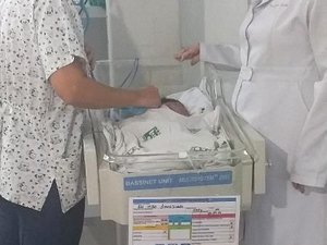 Jogado em lixo, bebê prematuro recebe alta após 3 meses em maternidade de Maceió