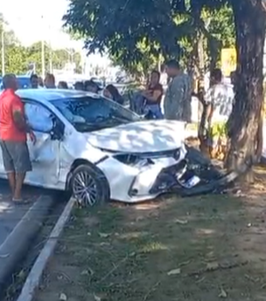 [Vídeo] Carro colide em árvore no canteiro da Avenida Durval de Góes Monteiro