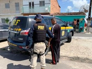 Homem paga R$ 2,8 mil por CNH falsa e acaba preso por agentes da PRF em São Miguel dos Campos. 