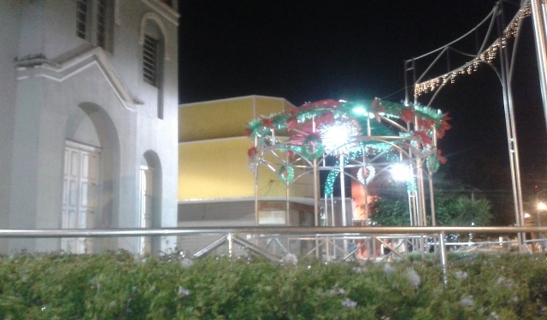 Decoração de Natal começa a iluminar ruas de Arapiraca