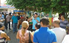 Professores protestam em praça da cidade de Lagoa da Canoa 