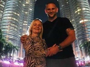 Mãe vai à lua de mel da filha, engravida do genro e se casa com ele