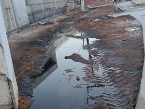 Falha em estação elevatória da BRK causa extravasamento de esgoto no Centro de Maceió