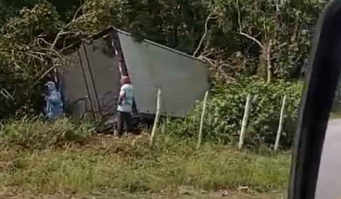 Caminhão bate em carro, perde controle e cai em ribanceira na Ladeira do Catolé