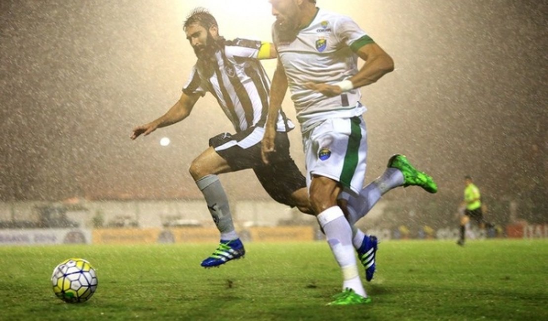 Botafogo sofre com chuva, campo pesado e entrada no estádio