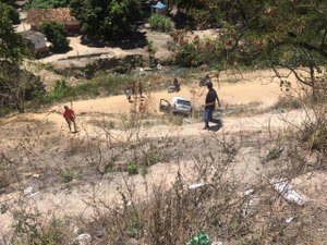 Veículo cai em ribanceira após “sobrar” em curva na Leste-Oeste