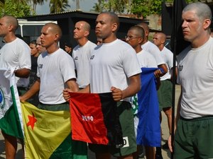 Bope homenageia vítimas de acidente aéreo com entrega de bandeira