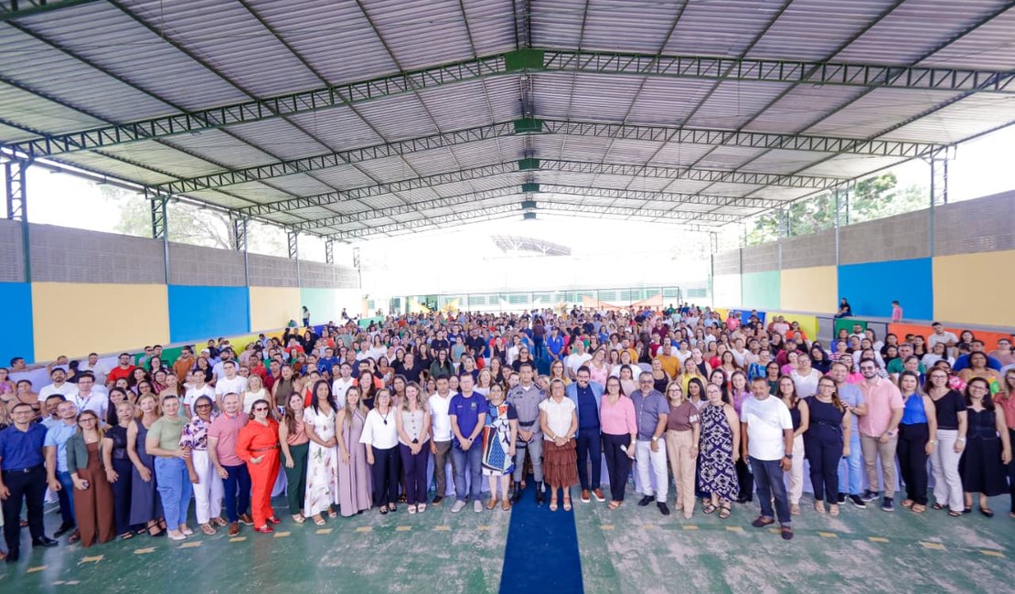 Prefeita Tia Júlia prestigia segundo dia da Jornada Pedagógica da Educação