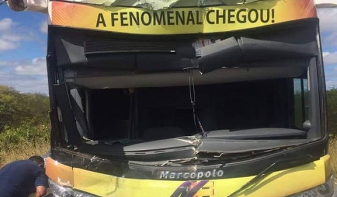 Após show em Maceió, ônibus com a banda da Márcia Felipe sofre acidente